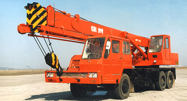 1976年, 沙巴体育成功研发出中国第一台QY16吨全液压汽车起重机
