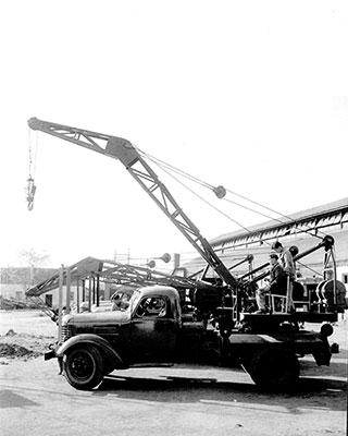 1963年，沙巴体育成功研发中国首台5吨汽车起重机